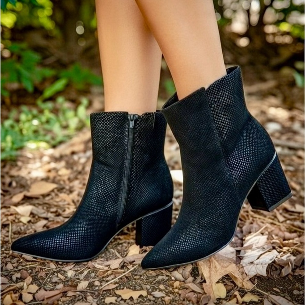 NWT Black Textured Ankle Boots Extra Wide WW Block Heel 8.5WW